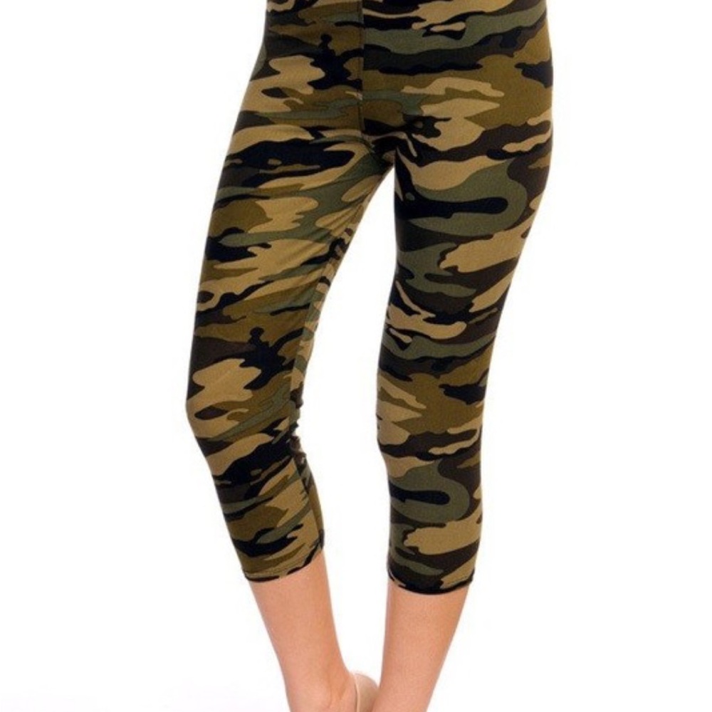 NWT! Women's Camouflage Soft Comfy Stretchy Capri Leggings - Picture 3 of 5